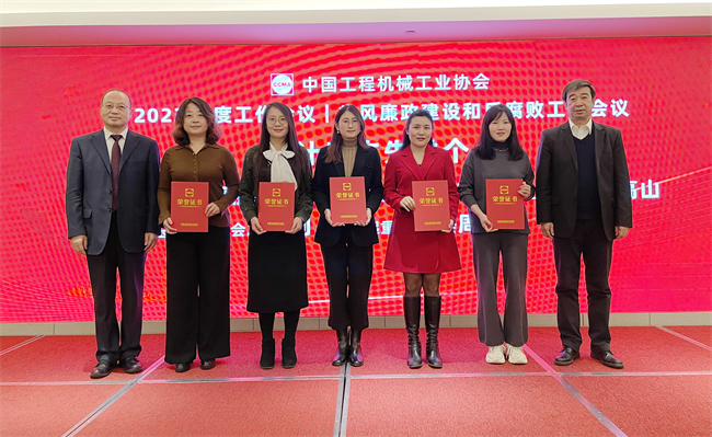 授予趙麗媛、蔣燕、高山、王金利、周平等四同志為分支機(jī)構(gòu)統(tǒng)計(jì)工作先進(jìn)個(gè)人.jpg